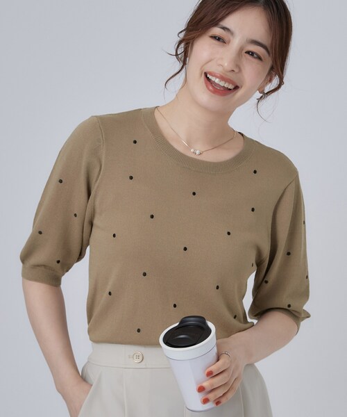 SHOO・LA・RUE(シューラルー)の「【ひんやり/S-LL】ほんのり甘い ドット刺繍ニット(ニット/セーター・レディース・ブラウン系/ブルー/ダークグレー・01/02/03/04)」の2枚目の写真