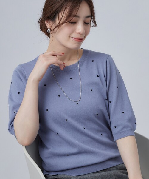 SHOO・LA・RUE(シューラルー)の「【ひんやり/S-LL】ほんのり甘い ドット刺繍ニット(ニット/セーター・レディース・ブラウン系/ブルー/ダークグレー・01/02/03/04)」の3枚目の写真