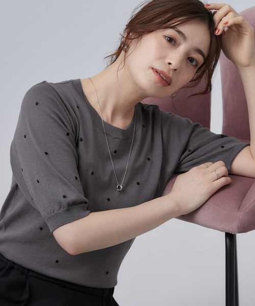 SHOO・LA・RUE(シューラルー)の「【ひんやり/S-LL】ほんのり甘い ドット刺繍ニット(ニット/セーター・レディース・ブラウン系/ブルー/ダークグレー・01/02/03/04)」の1枚目の写真