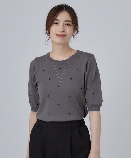 SHOO・LA・RUE(シューラルー)の「【ひんやり/S-LL】ほんのり甘い ドット刺繍ニット(ニット/セーター・レディース・ブラウン系/ブルー/ダークグレー・01/02/03/04)」の4枚目の写真