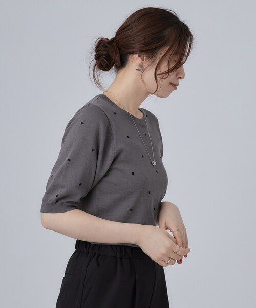 SHOO・LA・RUE(シューラルー)の「【ひんやり/S-LL】ほんのり甘い ドット刺繍ニット(ニット/セーター・レディース・ブラウン系/ブルー/ダークグレー・01/02/03/04)」の5枚目の写真