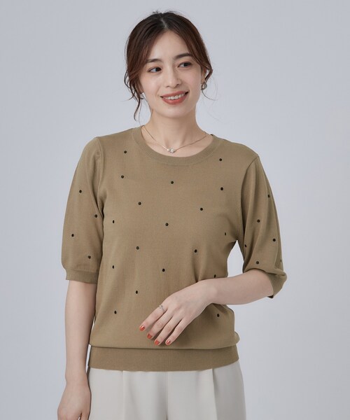 SHOO・LA・RUE(シューラルー)の「【ひんやり/S-LL】ほんのり甘い ドット刺繍ニット(ニット/セーター・レディース・ブラウン系/ブルー/ダークグレー・01/02/03/04)」の8枚目の写真