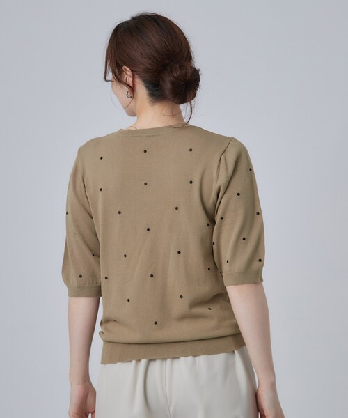 SHOO・LA・RUE(シューラルー)の「【ひんやり/S-LL】ほんのり甘い ドット刺繍ニット(ニット/セーター・レディース・ブラウン系/ブルー/ダークグレー・01/02/03/04)」の9枚目の写真