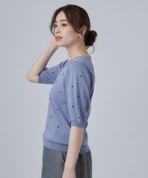 SHOO・LA・RUE(シューラルー)の「【ひんやり/S-LL】ほんのり甘い ドット刺繍ニット(ニット/セーター・レディース・ブラウン系/ブルー/ダークグレー・01/02/03/04)」の13枚目の写真