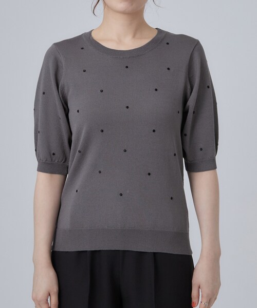 SHOO・LA・RUE(シューラルー)の「【ひんやり/S-LL】ほんのり甘い ドット刺繍ニット(ニット/セーター・レディース・ブラウン系/ブルー/ダークグレー・01/02/03/04)」の16枚目の写真