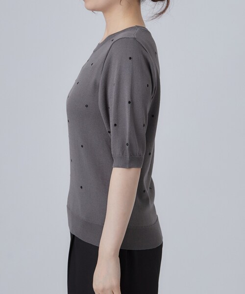 SHOO・LA・RUE(シューラルー)の「【ひんやり/S-LL】ほんのり甘い ドット刺繍ニット(ニット/セーター・レディース・ブラウン系/ブルー/ダークグレー・01/02/03/04)」の17枚目の写真