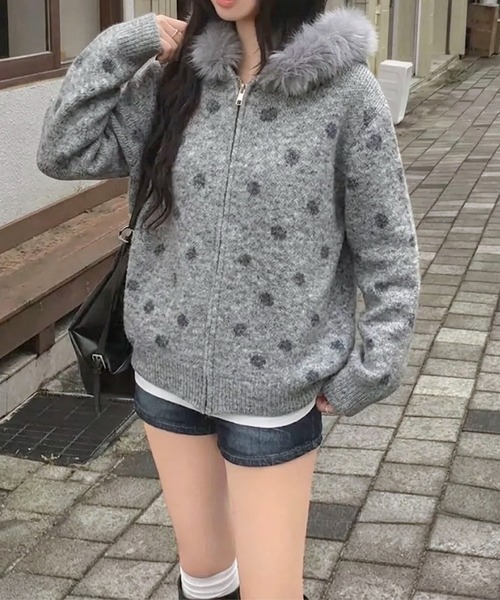 SHERU(シェル)の「ドット柄ニットジップブルゾン ファーパーカー(パーカー・レディース・ベージュ/グレー/ブラック/ホワイト・M)」の1枚目の写真