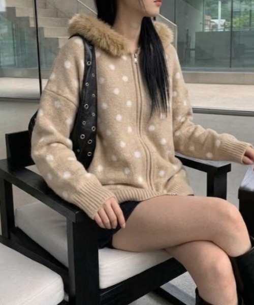SHERU(シェル)の「ドット柄ニットジップブルゾン ファーパーカー(パーカー・レディース・ベージュ/グレー/ブラック/ホワイト・M)」の14枚目の写真