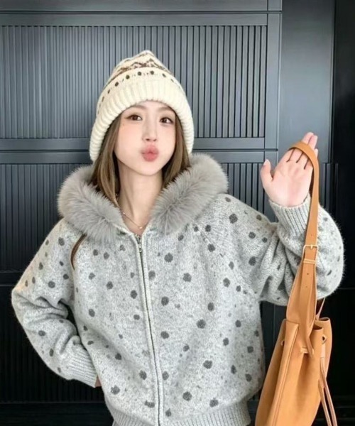 SHERU(シェル)の「ドット柄ニットジップブルゾン ファーパーカー(パーカー・レディース・ベージュ/グレー/ブラック/ホワイト・M)」の6枚目の写真