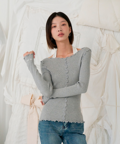 VLETI（ブレッティ）の「ビスコースフリルボートネック刺繍入りリバースニット（グレー）（ニット/セーター・レディース・グレー・FREE）」の2枚目の写真