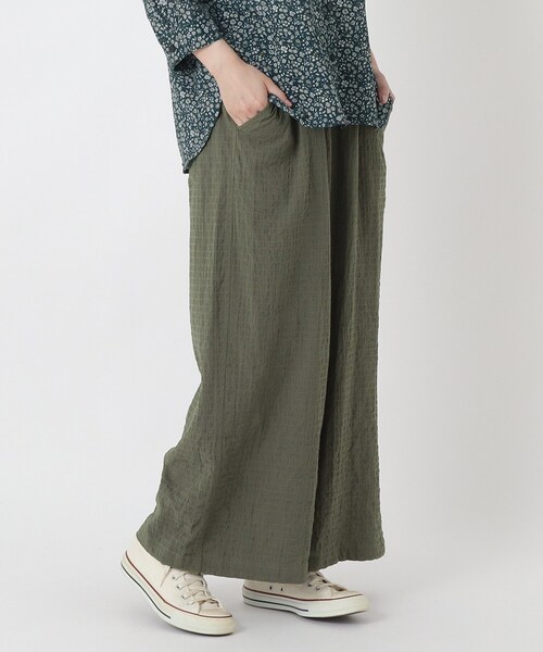 one'sterrace(ワンズテラス)の「綿レーヨンPU 10分丈ワイドパンツ(その他パンツ・レディース・カーキ系5/ネイビー系5/ブラック系8・02)」の2枚目の写真