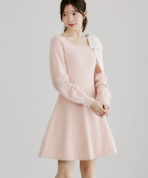 tocco closet（トッコ　クローゼット）の「袖口パール付き肩リボンワンショルシャギーニットワンピース（ワンピース・レディース・ブルー/ピンクベージュ・M）」の2枚目の写真