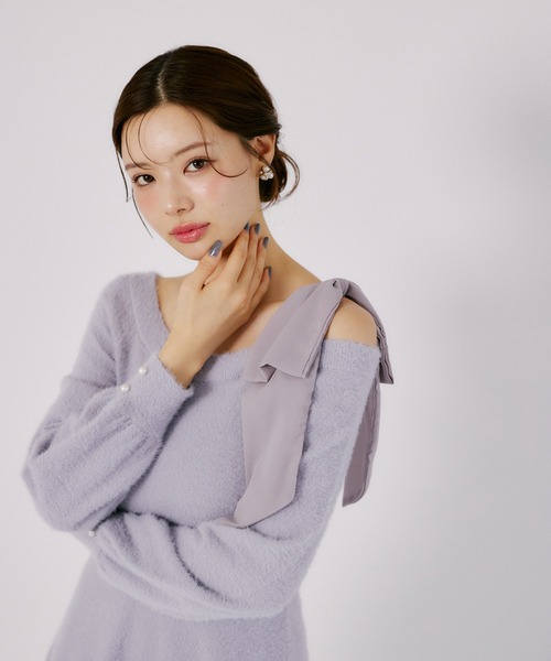 tocco closet（トッコ　クローゼット）の「袖口パール付き肩リボンワンショルシャギーニットワンピース（ワンピース・レディース・ブルー/ピンクベージュ・M）」の4枚目の写真