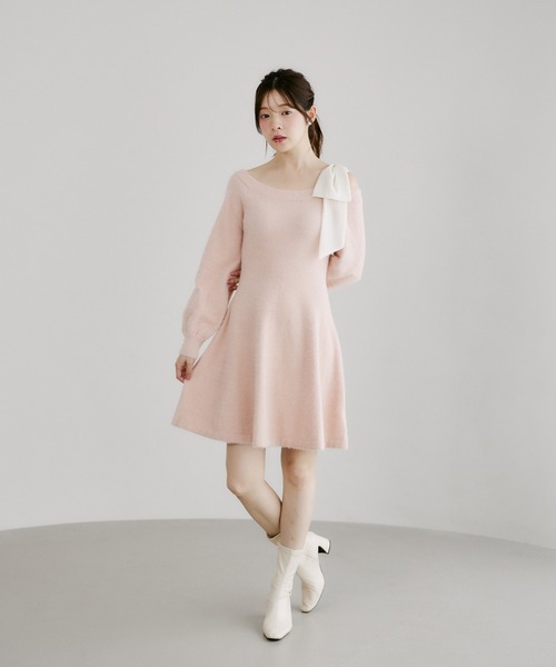 tocco closet（トッコ　クローゼット）の「袖口パール付き肩リボンワンショルシャギーニットワンピース（ワンピース・レディース・ブルー/ピンクベージュ・M）」の8枚目の写真