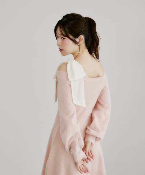 tocco closet（トッコ　クローゼット）の「袖口パール付き肩リボンワンショルシャギーニットワンピース（ワンピース・レディース・ブルー/ピンクベージュ・M）」の17枚目の写真