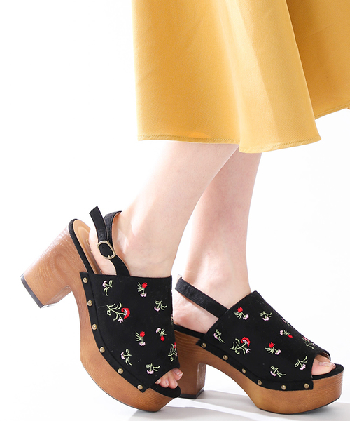 WEGO（ウィゴー）の「WEGO/刺繍ウッドタイプサンダル（サンダル・レディース・キャメル/レッド/ダークインディゴブルー/ブラック・LARGE/MEDIUM）」の2枚目の写真