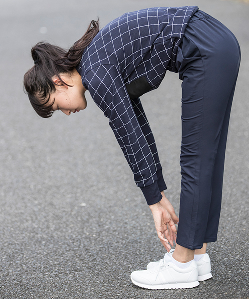 IGNIO（イグニオ）の「美シルエット ストレッチテーパードパンツ（その他パンツ・レディース・ブラック/ネイビー・M/S/LL/L）」の2枚目の写真