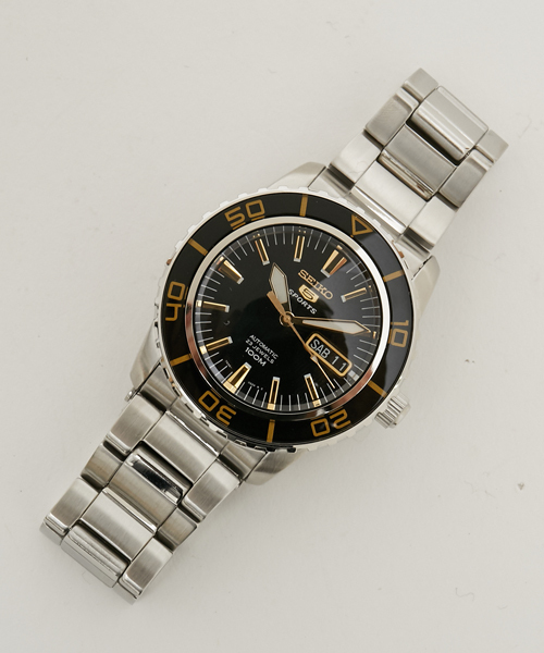SEIKO(セイコー)の「SEIKO セイコー SEIKO5 自動巻き メタルバンド SNZH53K 155K 157K(アナログ腕時計・メンズ・ブラック×シルバー/ブラック×ゴールド/シルバー×ブルー・FREE)」の3枚目の写真