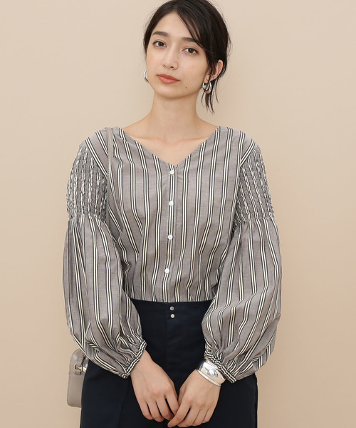 ADAM ET ROPE'（アダムエロペ）の「シャーリングショルダーブラウス（シャツ/ブラウス・レディース・ブラック/ブラウン/グレー系その他・FREE）」の3枚目の写真