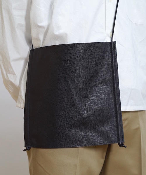 bukht（ブフト）の「bukht LEATHER BAG -M-（ショルダーバッグ・メンズ・ブラック/グレイッシュベージュ・FREE）」の4枚目の写真