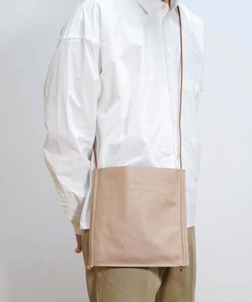 bukht（ブフト）の「bukht LEATHER BAG -M-（ショルダーバッグ・メンズ・ブラック/グレイッシュベージュ・FREE）」の3枚目の写真