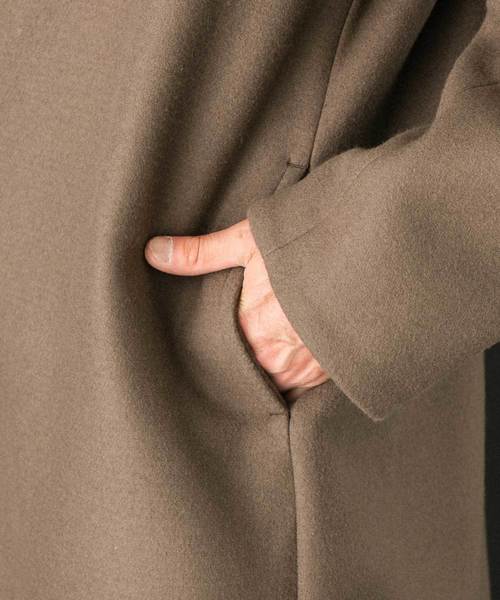 UNITED TOKYO（ユナイテッドトウキョウ）の「Super120'sメルトンVネックノーカラーロングコート（チェスターコート・メンズ・ベージュ/ダークグリーン/ダークネイビー・1/2/3）」の11枚目の写真