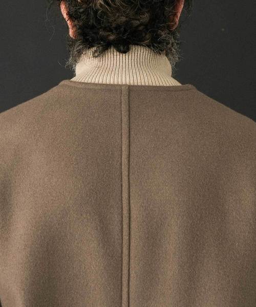 UNITED TOKYO（ユナイテッドトウキョウ）の「Super120'sメルトンVネックノーカラーロングコート（チェスターコート・メンズ・ベージュ/ダークグリーン/ダークネイビー・1/2/3）」の12枚目の写真