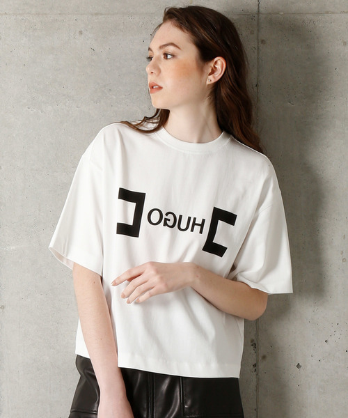 HUGO（ヒューゴ）の「ウィメンズ ボックスシルエット HUGOリバースロゴ Tシャツ（Tシャツ/カットソー・レディース・ホワイト/イエロー・XS/S/M/L）」の2枚目の写真