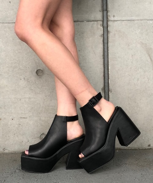 ENVYM（アンビー）の「オープントゥーブーティー（ブーツ・レディース・ブラック/ベージュ・22.5㎝/23.5㎝/24.5㎝）」の2枚目の写真