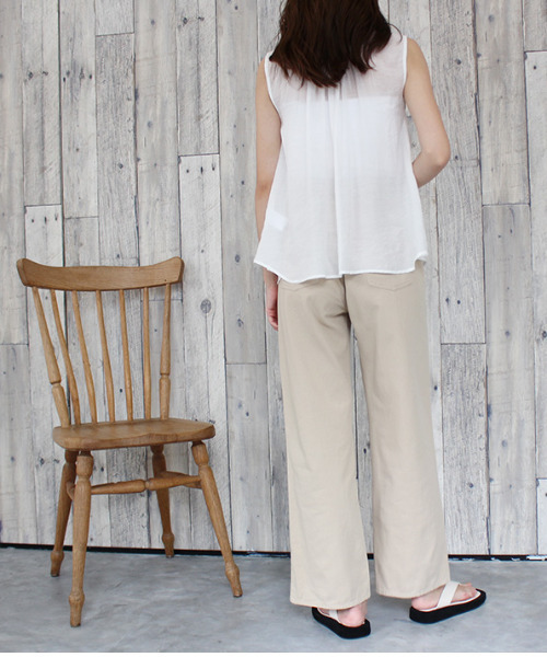 MODE ROBE(モードローブ)の「ルーズストレートパンツ(その他パンツ・レディース・ベージュ/アイボリー/カーキ・FREE)」の5枚目の写真