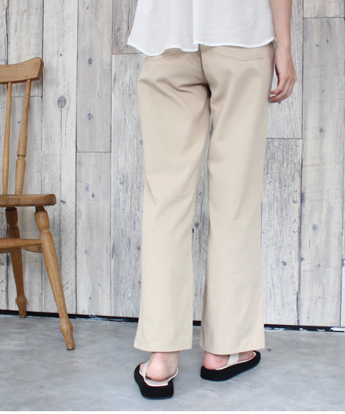 MODE ROBE(モードローブ)の「ルーズストレートパンツ(その他パンツ・レディース・ベージュ/アイボリー/カーキ・FREE)」の13枚目の写真
