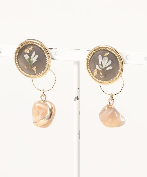tone(トーン)の「【よひらのはな】お花のサークルシェルピアス(ピアス(両耳用)・レディース・ブラック/レッド・FREE)」の1枚目の写真