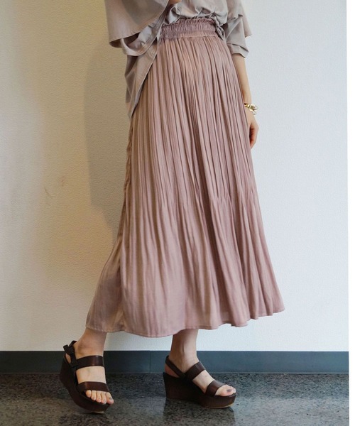 NICOLE white(ニコルホワイト)の「ヴィンテージサテン消しプリーツロングスカート(スカート・レディース・マスタード/ライトグレー/ブルー/ピンク/ブラウン・FREE)」の5枚目の写真