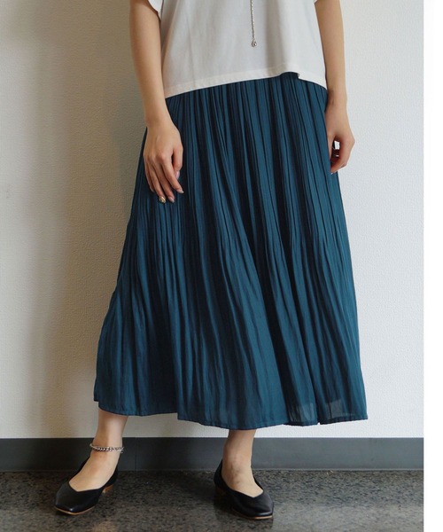 NICOLE white(ニコルホワイト)の「ヴィンテージサテン消しプリーツロングスカート(スカート・レディース・マスタード/ライトグレー/ブルー/ピンク/ブラウン・FREE)」の3枚目の写真