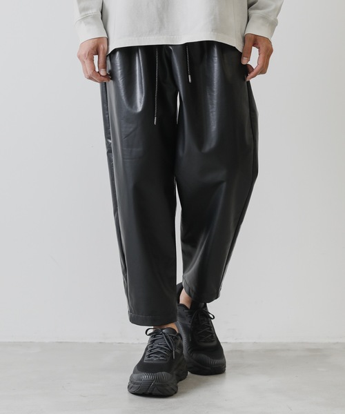 ATTACHMENT（アタッチメント）の「フェイクレザー２タックトラウザーズ/SYNTHETIC LEATHER TWO PLEATS TAPERED FIT EASY PANTS（その他パンツ・メンズ・ブラック・1/2/3）」の13枚目の写真