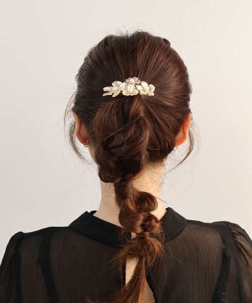 CEMONEMO（セモネモ）の「サクラモチーフ メタル ヘアピアス（バレッタ/ヘアクリップ・レディース・ゴールド/ゴールド系その他・FREE）」の4枚目の写真