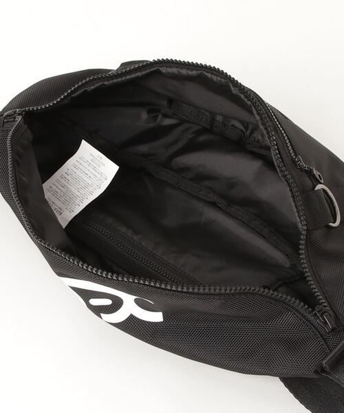 NEW ERA(ニューエラ)の「NEW ERA/ニューエラ ウエストバッグ 2L X-girl ミルズロゴ 12860525(ボディバッグ/ウエストポーチ・メンズ・ブラック×ブラック・FREE)」の4枚目の写真