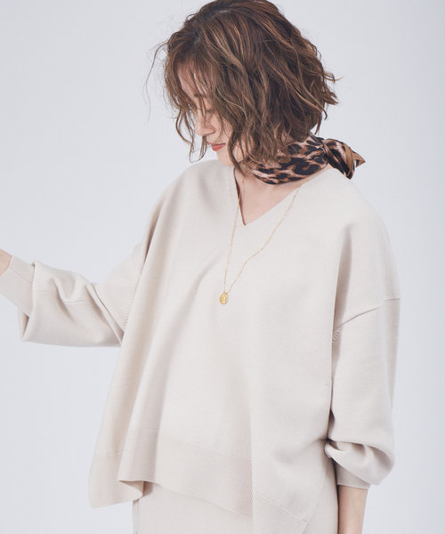 Rouge vif(ルージュヴィフ)の「【セットアップ対応】Vネックゆったりニットプルオーバー(ニット/セーター・レディース・アイボリー/セージグリーン/チャコールグレー・フリー)」の2枚目の写真