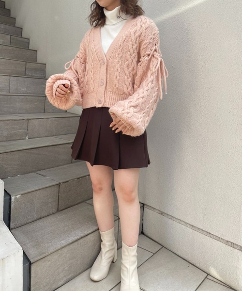 one after another NICE CLAUP(ワンアフターアナザーナイスクラップ)の「可愛さとトレンド感のつまった1着。レースアップリボンニットカーディガン(カーディガン/ボレロ・レディース・ブラック/グレー/ピンク/アイボリー・FREE)」の5枚目の写真