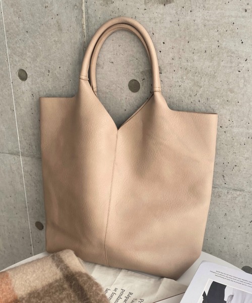 moment+（モーメントプラス）の「フェイクレザー Vカットセンターピンタックトート（トートバッグ・レディース・ブラック/ベージュ/グリーン/アイボリー/キャメル・FREE）」の4枚目の写真