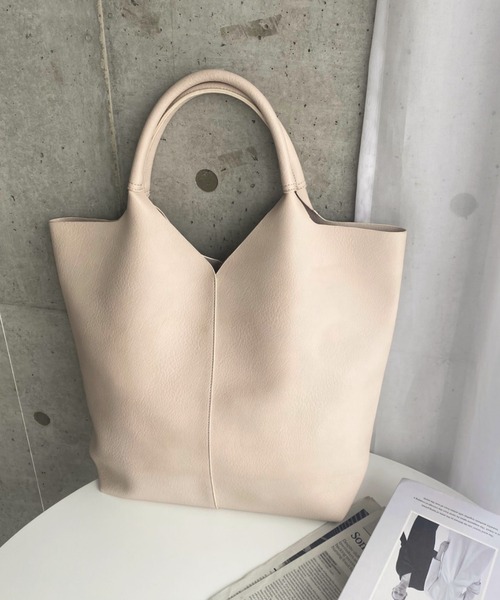 moment+（モーメントプラス）の「フェイクレザー Vカットセンターピンタックトート（トートバッグ・レディース・ブラック/ベージュ/グリーン/アイボリー/キャメル・FREE）」の2枚目の写真