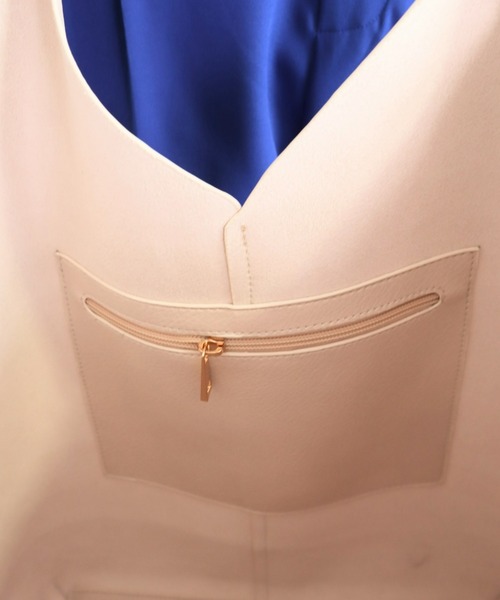 moment+（モーメントプラス）の「フェイクレザー Vカットセンターピンタックトート（トートバッグ・レディース・ブラック/ベージュ/グリーン/アイボリー/キャメル・FREE）」の9枚目の写真