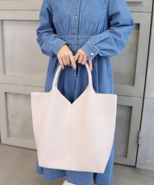 moment+（モーメントプラス）の「フェイクレザー Vカットセンターピンタックトート（トートバッグ・レディース・ブラック/ベージュ/グリーン/アイボリー/キャメル・FREE）」の15枚目の写真