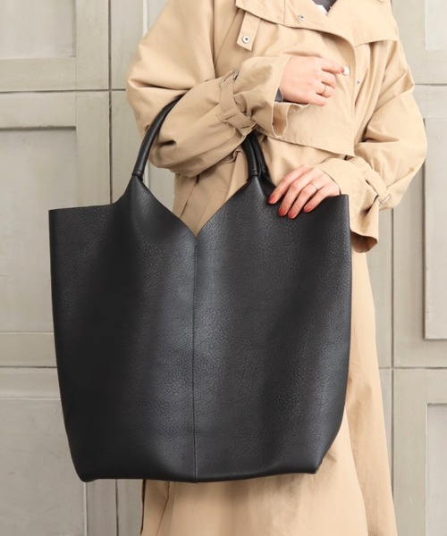 moment+（モーメントプラス）の「フェイクレザー Vカットセンターピンタックトート（トートバッグ・レディース・ブラック/ベージュ/グリーン/アイボリー/キャメル・FREE）」の19枚目の写真