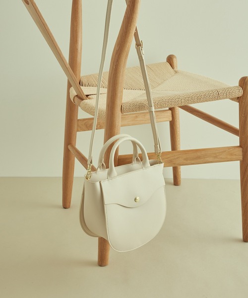 Legato Largo（レガートラルゴ）の「【Legato Largo】かるいかばんミニショルダーバッグ（ショルダーバッグ・レディース・キナリ/ベージュ系その他/ブラック・FREE）」の2枚目の写真