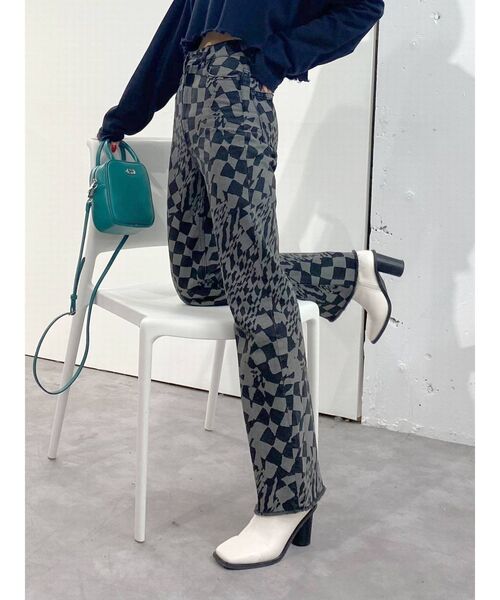 EMODA（エモダ）の「センタープレスフレアジーンズ（デニムパンツ・レディース・ホワイト/ブラック/その他・SMALL/MEDIUM/X-SMALL）」の3枚目の写真