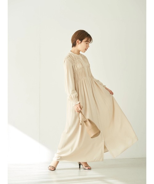 earth music&ecology（アースミュージックアンドエコロジー）の「シャーリングギャザーワンピース（無地）*（ワンピース・レディース・ベージュ・FREE）」の2枚目の写真