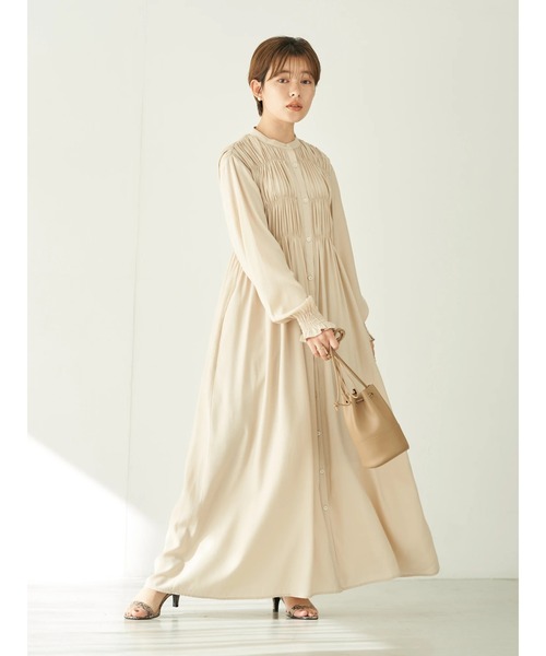 earth music&ecology（アースミュージックアンドエコロジー）の「シャーリングギャザーワンピース（無地）*（ワンピース・レディース・ベージュ・FREE）」の4枚目の写真