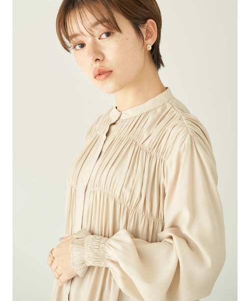 earth music&ecology（アースミュージックアンドエコロジー）の「シャーリングギャザーワンピース（無地）*（ワンピース・レディース・ベージュ・FREE）」の11枚目の写真