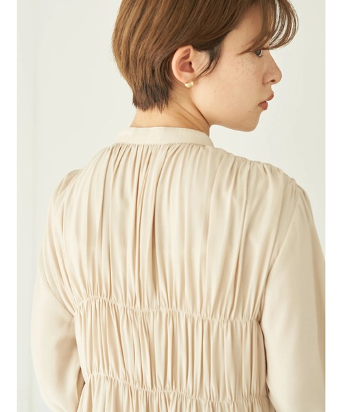 earth music&ecology（アースミュージックアンドエコロジー）の「シャーリングギャザーワンピース（無地）*（ワンピース・レディース・ベージュ・FREE）」の12枚目の写真